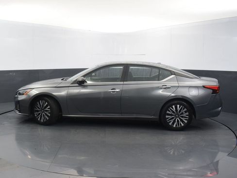 Used 2024 Nissan Altima 2.5 SV image 5