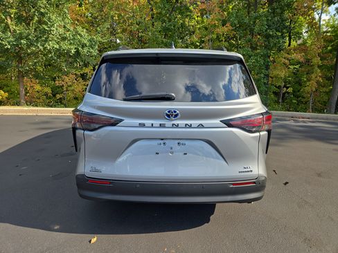 Used 2024 Toyota Sienna XLE image 8