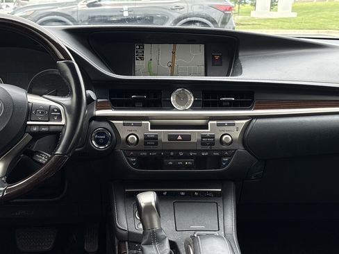Used 2017 Lexus ES 300h w/ Luxury Package FWD image 65
