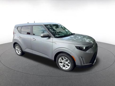 Used 2025 Kia Soul LX w/ LX Technology Package FWD image 2