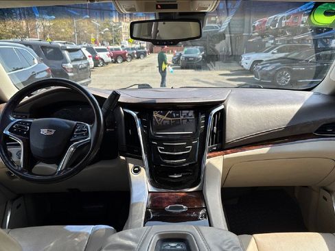 Used 2015 Cadillac Escalade Premium image 21