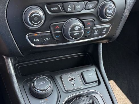 Used 2022 Jeep Cherokee Limited AWD/4WD image 25