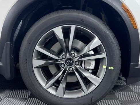 Certified 2025 INFINITI QX60 Luxe image 9