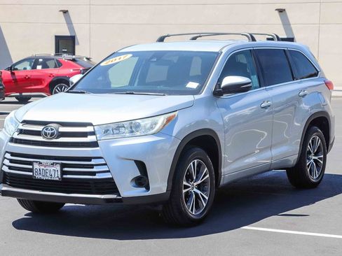 Used 2017 Toyota Highlander LE w/ Carpet Mat Package FWD image 3