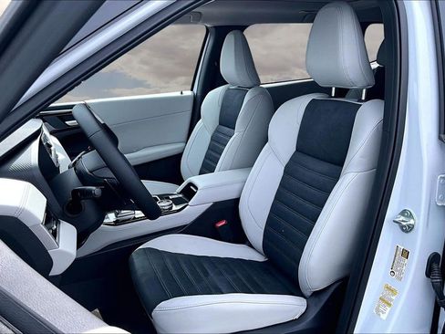 New 2026 Mitsubishi Outlander FWD image 9