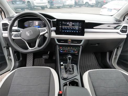 Certified 2025 Volkswagen Taos SE image 22