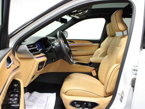 Used 2024 Jeep Grand Cherokee Summit image 11