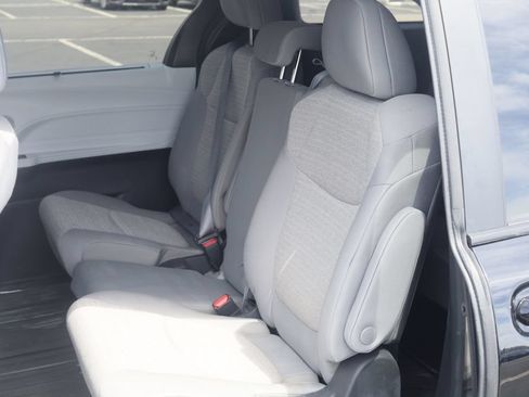 Used 2025 Toyota Sienna LE FWD image 8