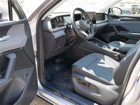 New 2025 Volkswagen Tiguan SE image 7