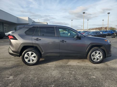 Used 2022 Toyota RAV4 LE image 9