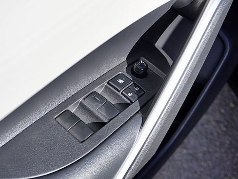 Used 2022 Toyota Corolla Cross L image 24