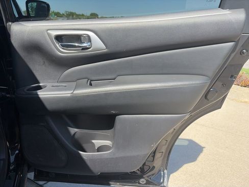 Used 2017 Nissan Pathfinder Platinum w/ Family Entertainment Package image 35