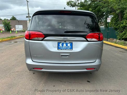 Used 2020 Chrysler Voyager L FWD image 11
