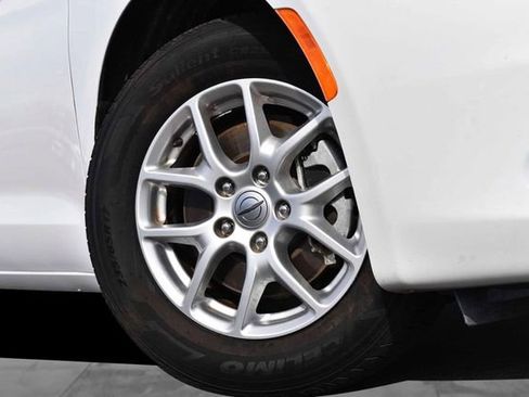 Used 2024 Chrysler Voyager LX image 3