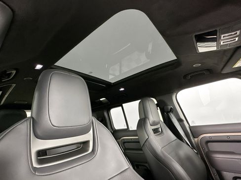 Used 2025 Land Rover Defender 110 image 21
