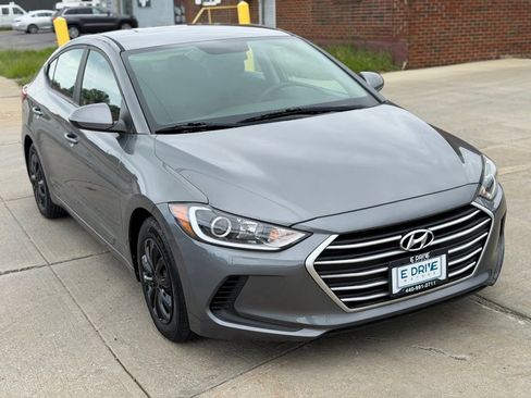 Used 2018 Hyundai Elantra SE w/ Cargo Package FWD image 3