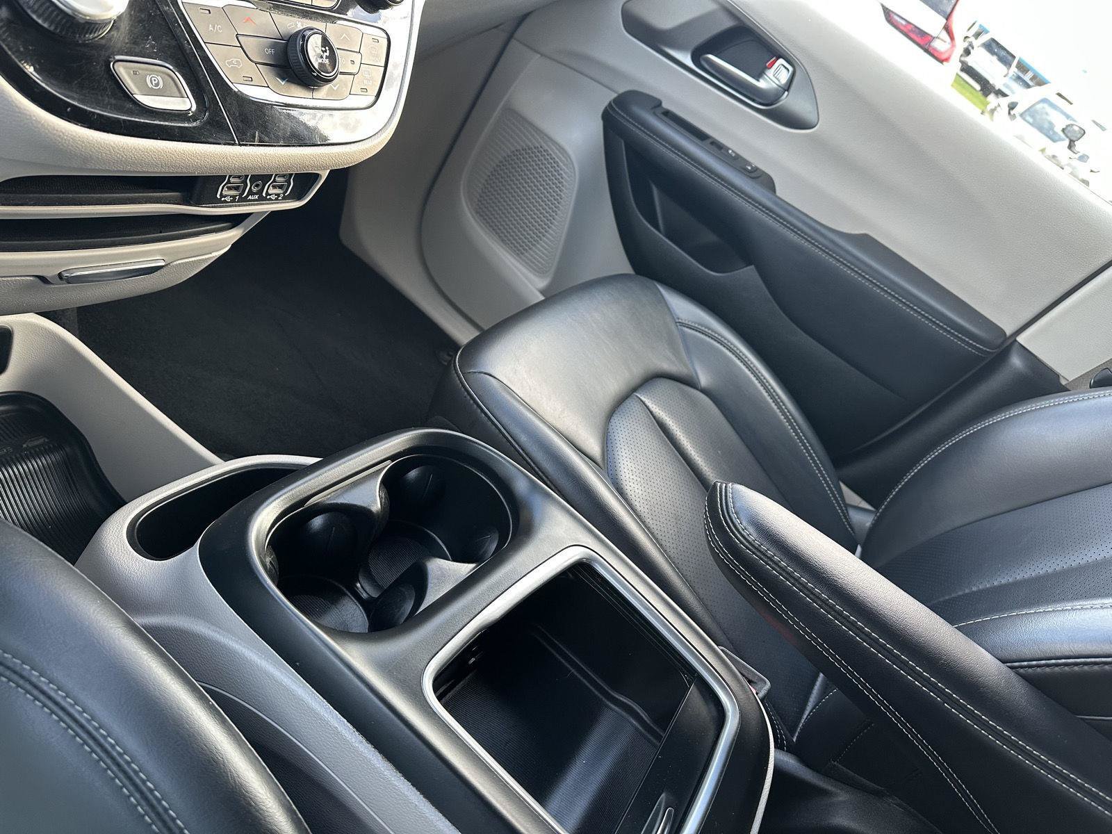 Used 2023 Chrysler Pacifica Touring-L FWD image 28