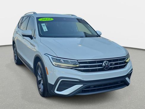 Used 2023 Volkswagen Tiguan SE w/ Panoramic Sunroof Package FWD image 3