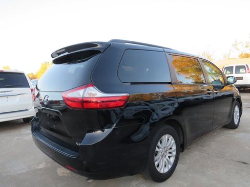 Used 2015 Toyota Sienna XLE w/ XLE Navigation Package FWD image 4