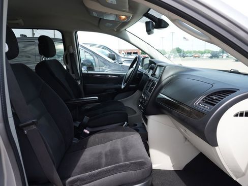Used 2018 Dodge Grand Caravan SE w/ UConnect Hands-Free Group FWD image 9