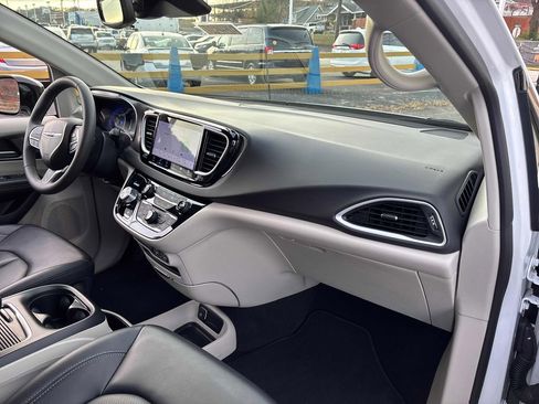 Used 2024 Chrysler Pacifica Touring-L image 57