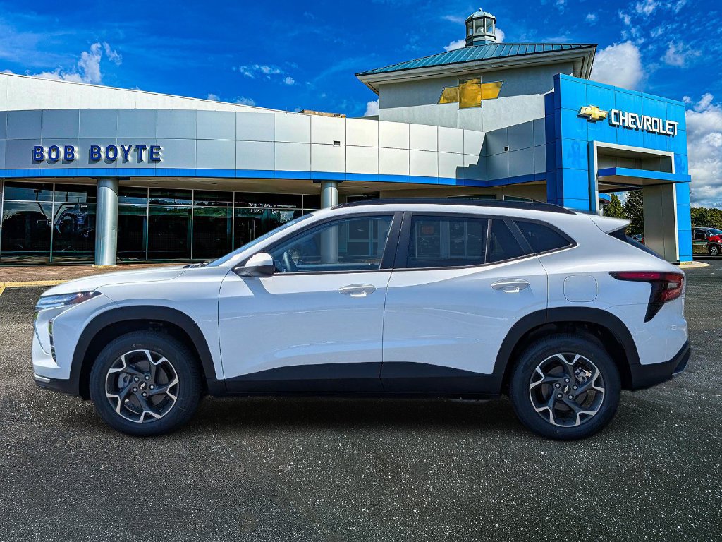 New 2026 Chevrolet Trax LT w/ LT Convenience Package FWD image 2