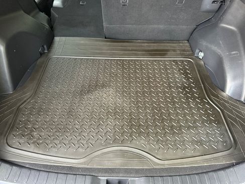 Used 2019 Toyota RAV4 LE FWD image 16