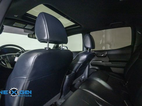 Used 2019 Toyota Tacoma TRD Sport AWD/4WD image 29
