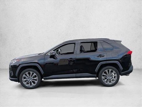 Used 2020 Toyota RAV4 XLE Premium image 8