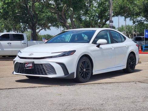 Used 2025 Toyota Camry SE FWD image 3