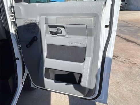 Used 2011 Ford E-450 and Econoline 450 Super Duty image 11