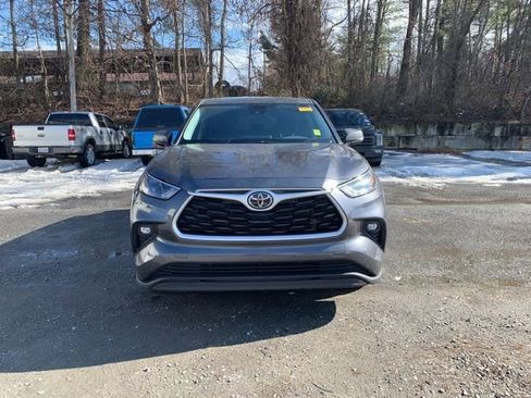 Used 2023 Toyota Highlander LE image 2
