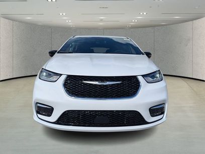 New 2026 Chrysler Pacifica Select