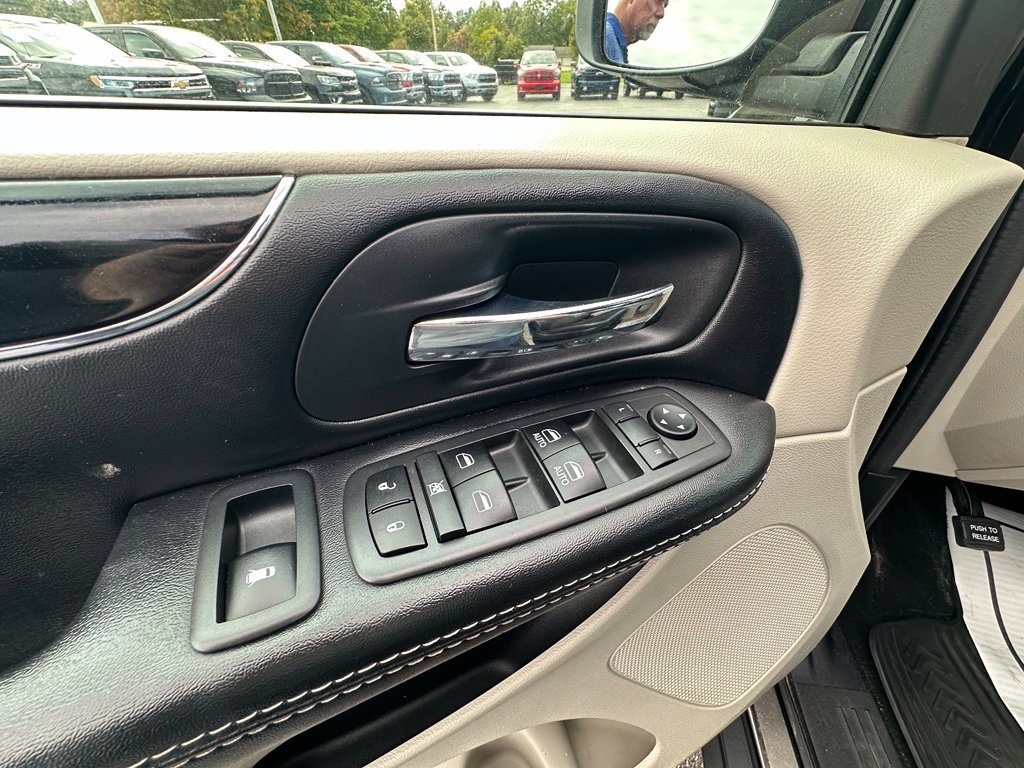 Used 2019 Dodge Grand Caravan SXT w/ Mopar Premium Addition Group FWD image 14
