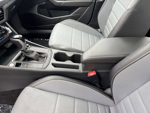Used 2025 Volkswagen Jetta SE w/ Sunroof Package image 15