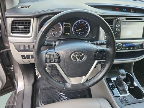 Used 2019 Toyota Highlander XLE AWD/4WD image 32