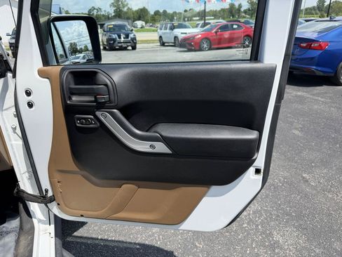 Used 2015 Jeep Wrangler Unlimited Sahara w/ Mopar Chrome Edition Group AWD/4WD image 20