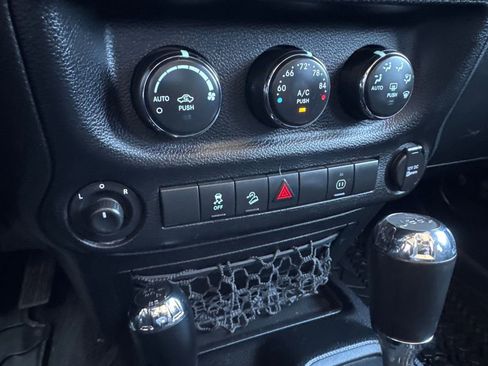 Used 2012 Jeep Wrangler Unlimited Rubicon w/ Connectivity Group image 29