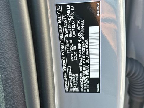 Certified 2025 Volvo XC40 B5 Core image 34
