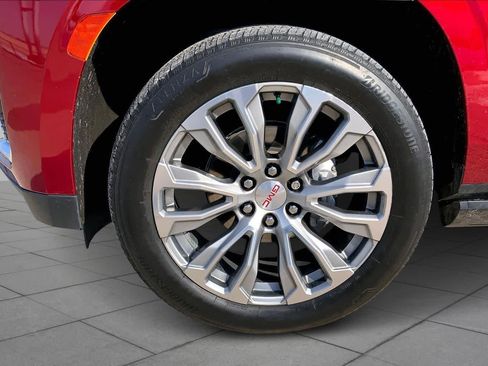 Used 2021 GMC Yukon Denali w/ Denali Premium Package image 11