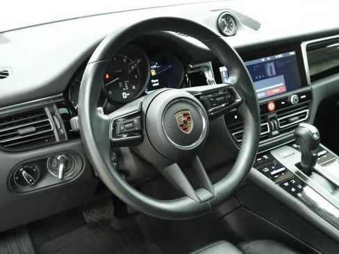 Used 2025 Porsche Macan image 4
