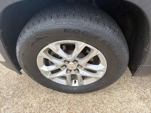 Used 2020 Chevrolet Traverse LT FWD image 9