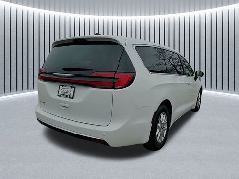 Used 2023 Chrysler Pacifica Touring-L image 7