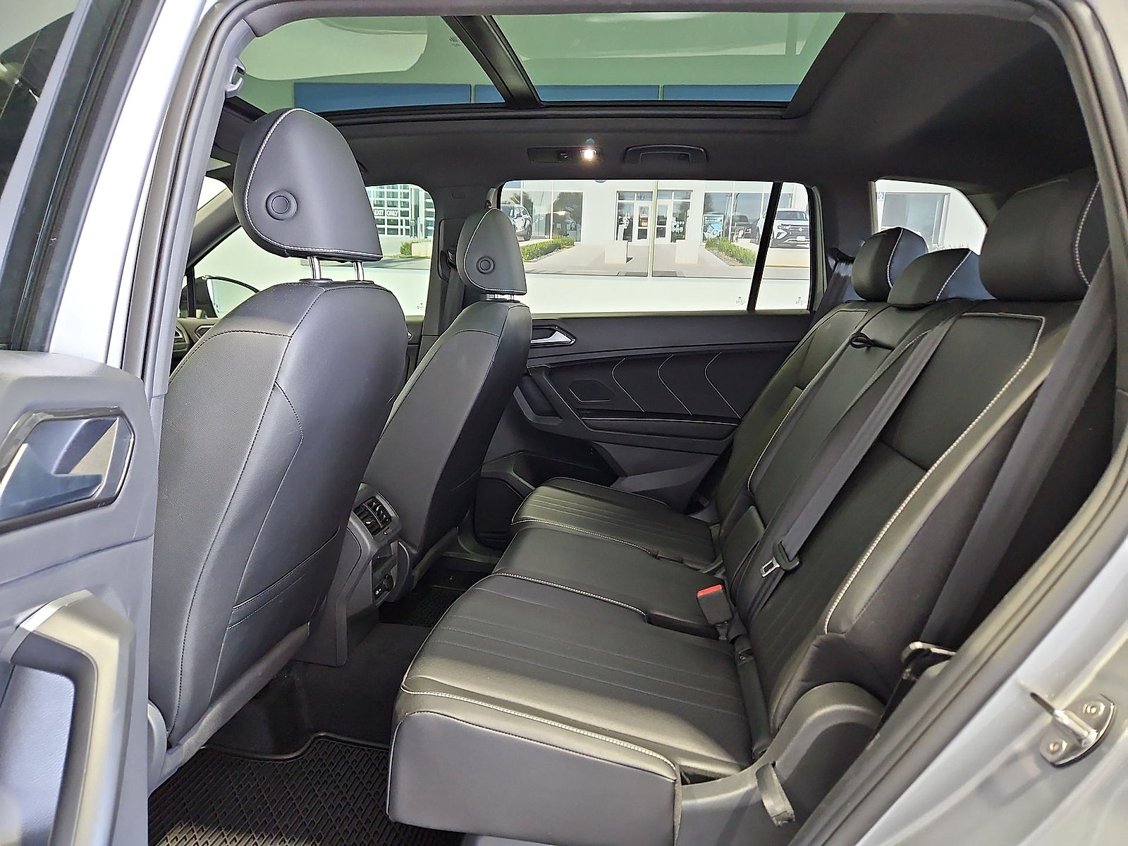 Certified 2024 Volkswagen Tiguan SE R-Line w/ MDO Package, Three-Row FWD image 13