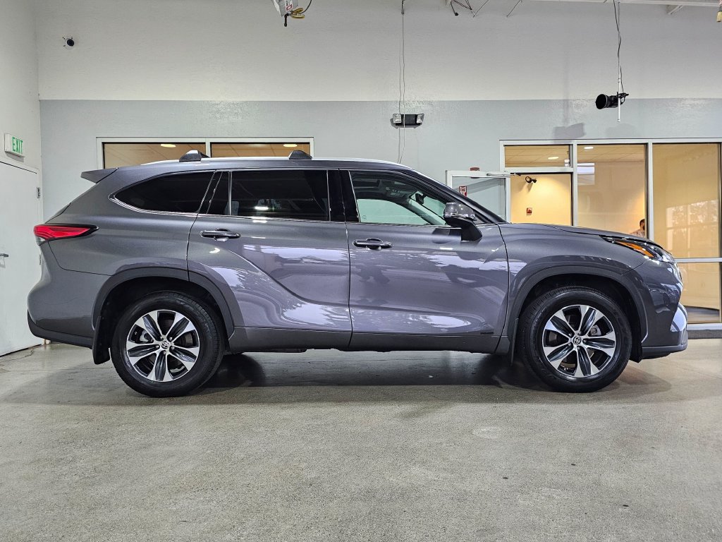 Used 2022 Toyota Highlander XLE AWD/4WD image 4