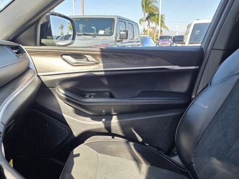 New 2026 Jeep Grand Cherokee Altitude image 13