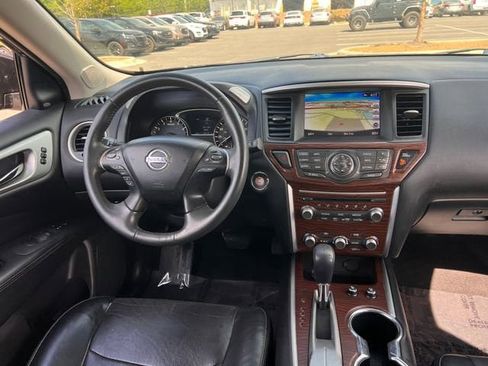 Used 2017 Nissan Pathfinder Platinum FWD image 16
