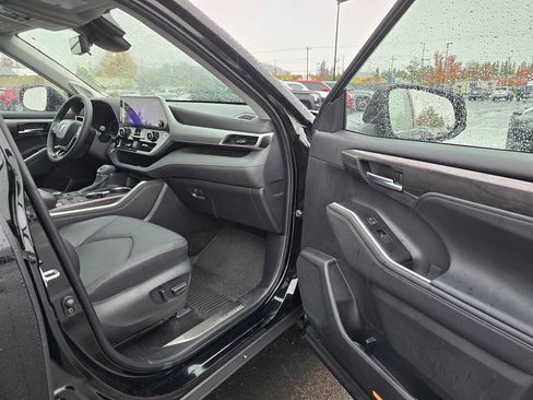 Certified 2025 Toyota Highlander Platinum image 13
