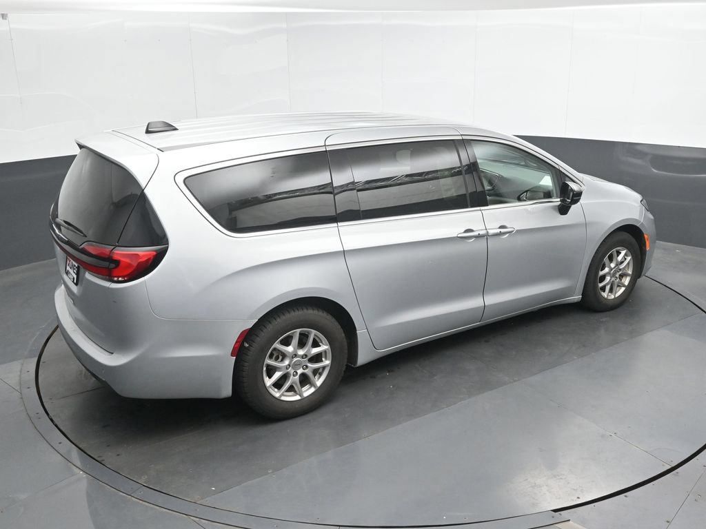 Used 2024 Chrysler Pacifica Touring-L FWD image 31