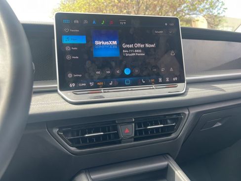 Used 2025 Volkswagen Tiguan SE image 20